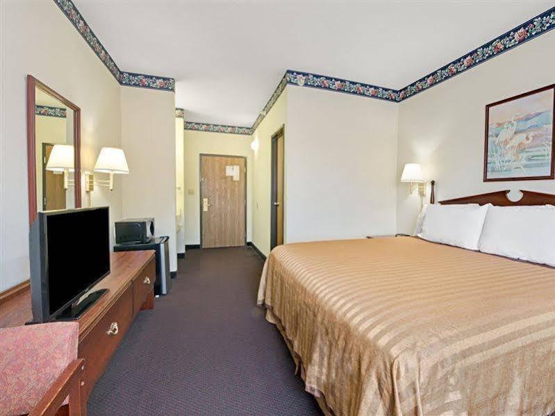 Travelodge By Wyndham St. Louis Berkeley Dış mekan fotoğraf