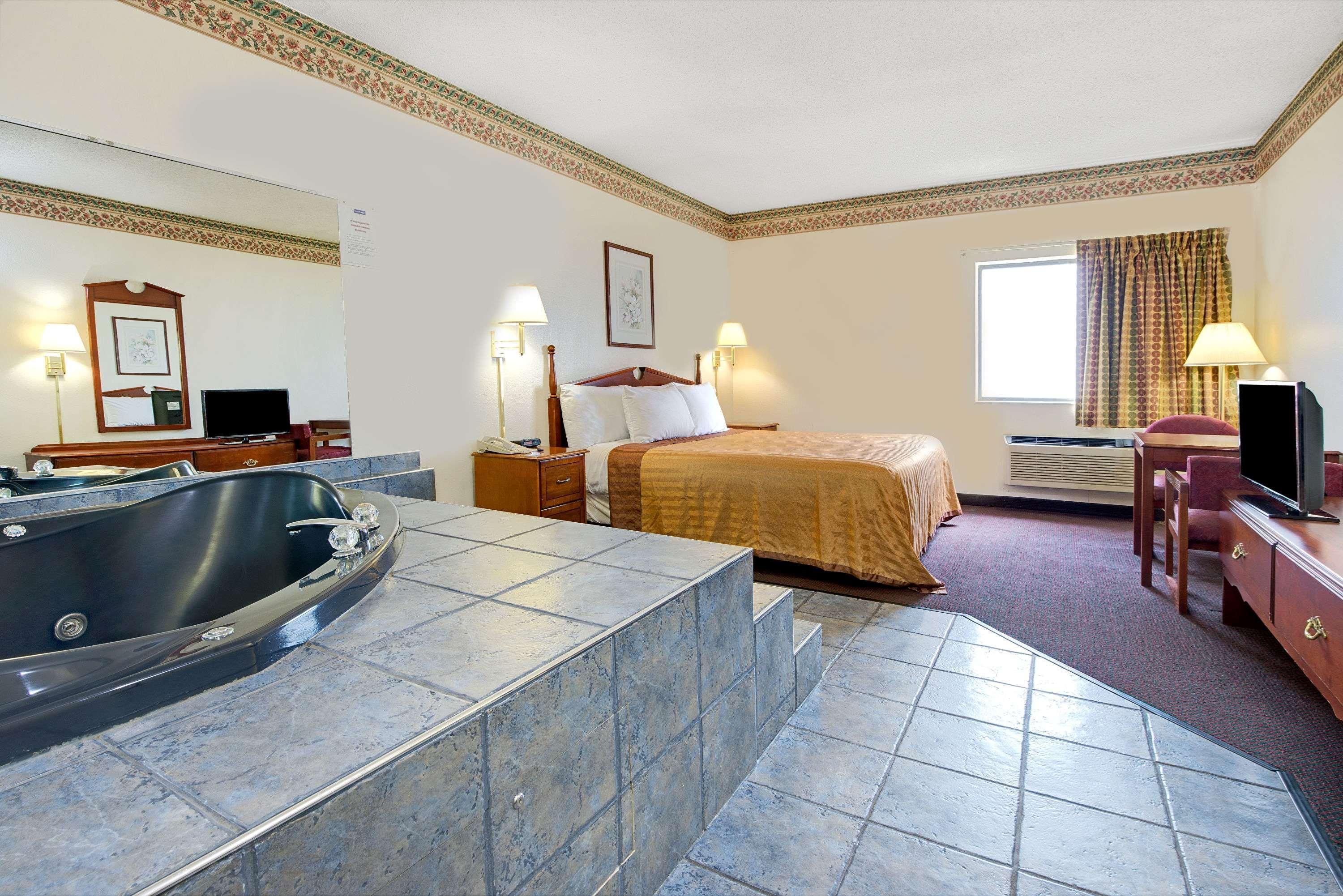 Travelodge By Wyndham St. Louis Berkeley Dış mekan fotoğraf